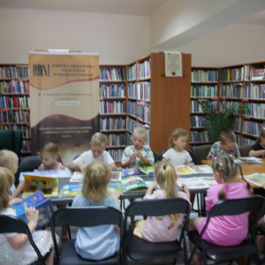 Wakacyjne spotkanie w bibliotece z przedszkolakami 