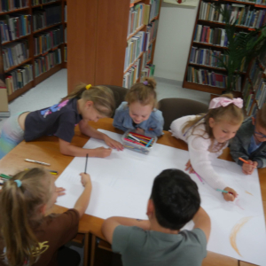 Przedszkolaki ze starszej grupy Przedszkola Samorządowego w Małkini Górnej w bibliotece