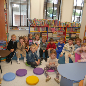 Przedszkolaki ze starszej grupy Przedszkola Samorządowego w Małkini Górnej w bibliotece
