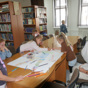 Przedszkolaki ze starszej grupy Przedszkola Samorządowego w Małkini Górnej w bibliotece