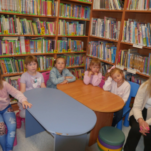 Przedszkolaki ze starszej grupy Przedszkola Samorządowego w Małkini Górnej w bibliotece