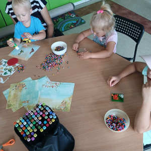 Wakacyjne zajęcia w Filii Bibliotecznej w Prostyni "Pamiątka z wakacji"