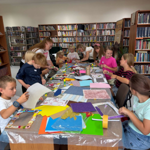 Wakacyjne zajęcia dla dzieci  w bibliotece "KREATYWNE RAMKI"