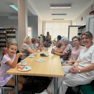 Uczestniczki bibliotecznej rowerówki siedzą przy stole
