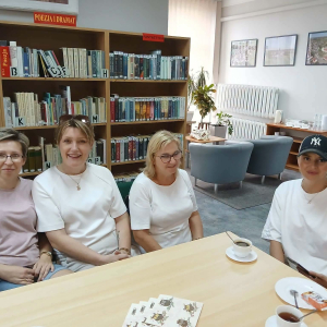 Uczestniczki bibliotecznej rowerówki siedzą przy stole