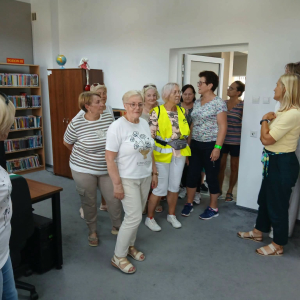 Uczestniczki bibliotecznej rowerówki zwiedzają bibliotekę w Zarębach Kościelnych