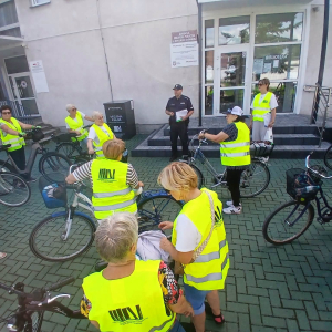 Biblioteczna rowerówka-spotkanie uczestników przed biblioteką