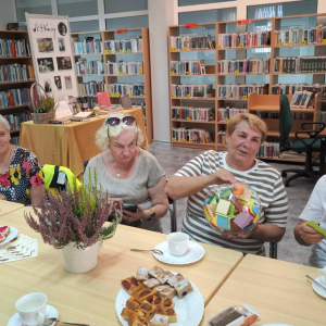 Uczestniczki bibliotecznej rowerówki siedzą przy stole
