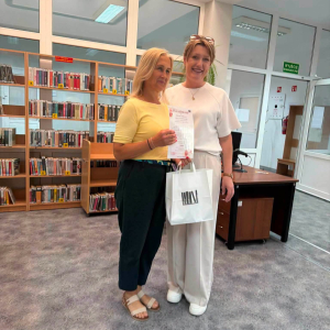 Pani dyrektor biblioteki w Zarębach Kościelnych i pani dyrektor biblioteki w Małkini pozują do zdjęcia