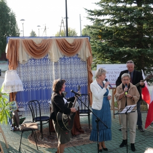 Zespół Belferʼs Band (trzy kobiety i mężczyzna) śpiewa