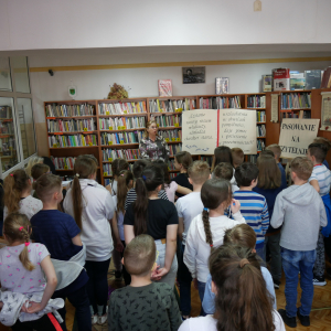 Pani bibliotekarka wita przybyłych uczniów 