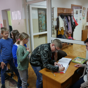 Uczniowie wpisują się do Kroniki Biblioteki 