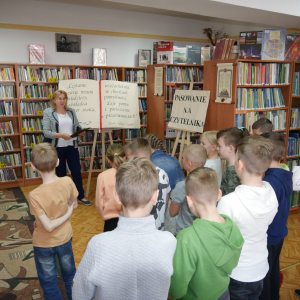 Pani bibliotekarka wita przybyłych uczniów 