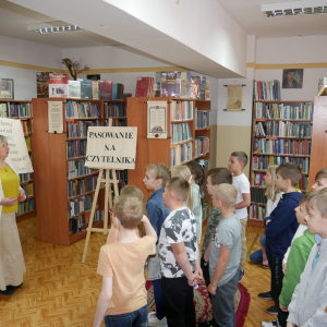 Pani dyrektor wita przybyłych uczniów 