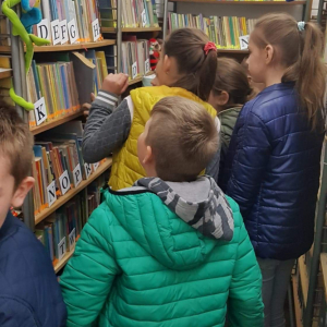 Uczniowie zapoznają się z księgozbiorem biblioteki