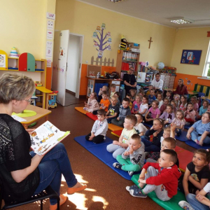 Pani bibliotekarka czyta książeczkę przedszkolakom