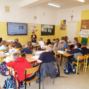 Pani bibliotekarka czyta uczniom