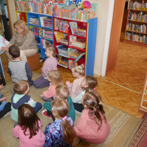 Pani bibliotekarka czyta książeczkę przedszkolakom