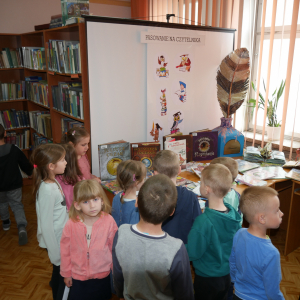 Przedszkolaki oglądają wystawkę książek