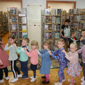 Przedszkolaki spacerują po bibliotece