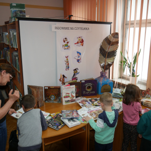 Pani i przedszkolaki oglądają wystawkę książek