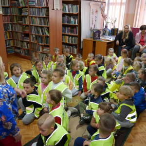 Pani bibliotekarka przemawia do przedszkolaków