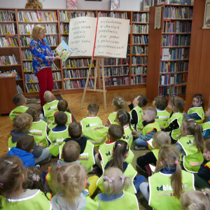 Pani bibliotekarka czyta książeczkę przedszkolakom