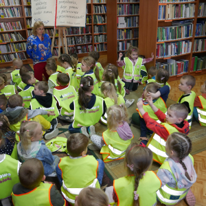 Pani bibliotekarka rozmawia z przedszkolakami