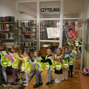 Przedszkolaki spacerują po bibliotece