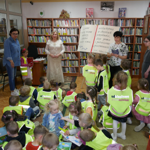 Panie dziękują przedszkolakom za przybycie do biblioteki