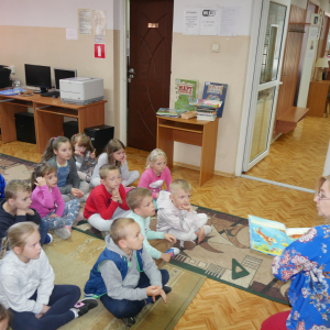 Pani bibliotekarka czyta książeczkę przedszkolakom