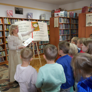 Pani Dyrektor dziękuje przedszkolakom za przybycie do biblioteki