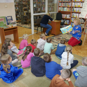 Pani bibliotekarka czyta książeczkę przedszkolakom