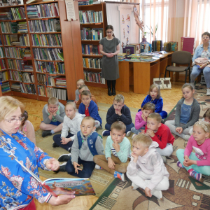 Pani bibliotekarka pokazuje książeczki  przedszkolakom