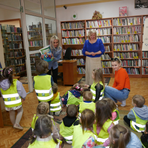 Pani Dyrektor dziękuje paniom i przedszkolakom za przybycie do biblioteki