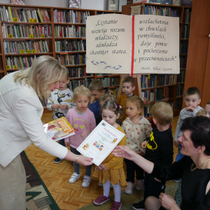 Pani Dyrektor wręcza Podziękowanie za przybycie do biblioteki