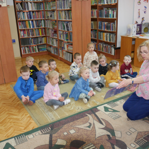 Pani bibliotekarka czyta dzieciom