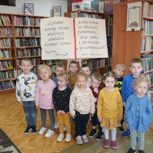 Przedszkolaki z grupy Biedronki pozują do zdjęcia