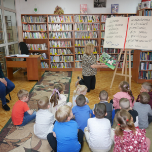 Pani bibliotekarka czyta książeczkę przedszkolakom