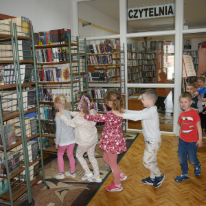 Przedszkolaki spacerują po bibliotece